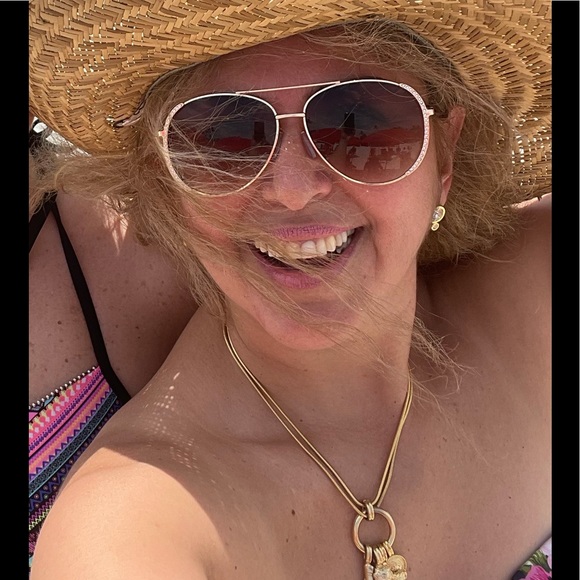 Meet your Posher, Debra - Picture 1 of 1